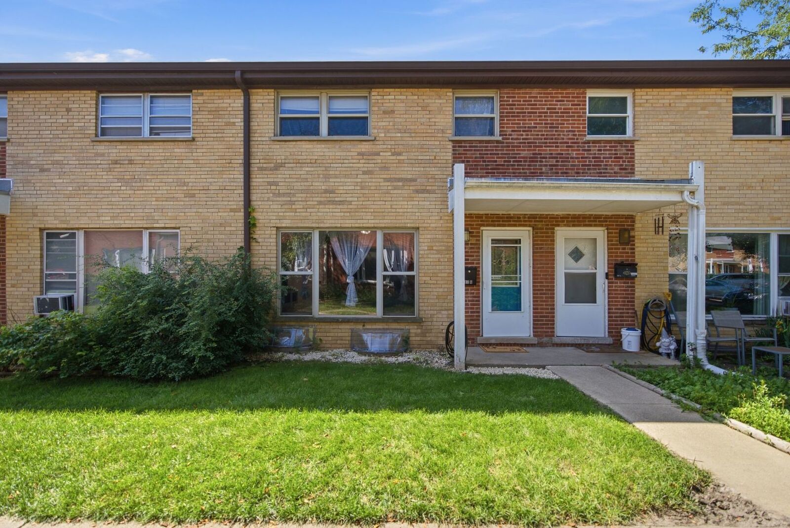 Property Photo: 207 Linn Court B IL 60542