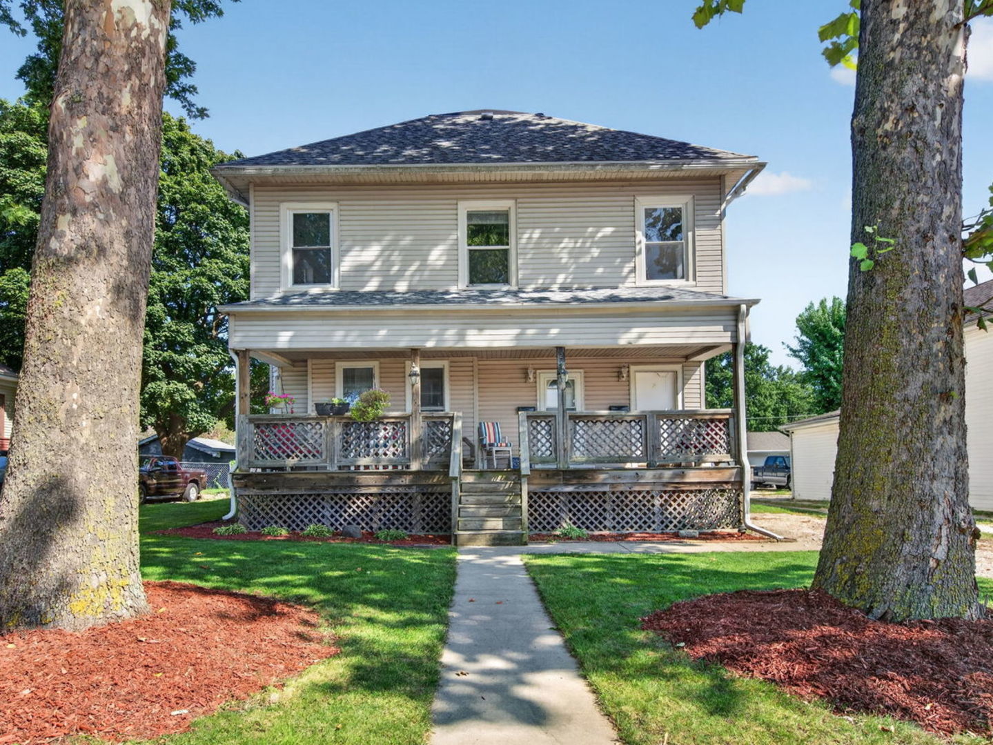 Property Photo: 206 E Waupansie Street IL 60420