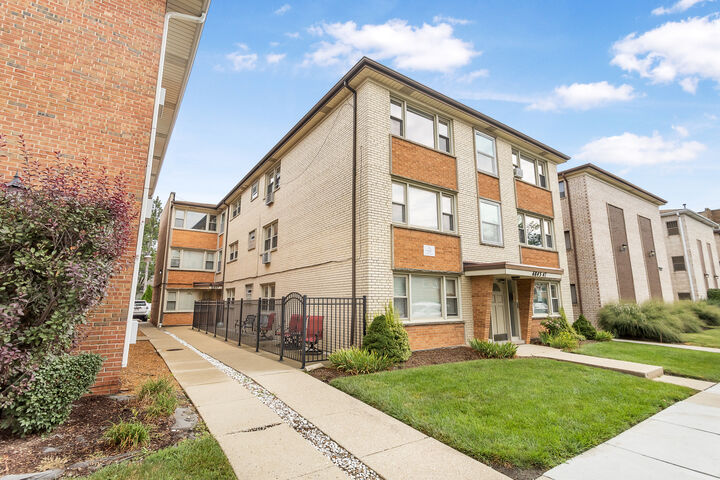 Property Photo: 6845 N Northwest Highway 3E IL 60631