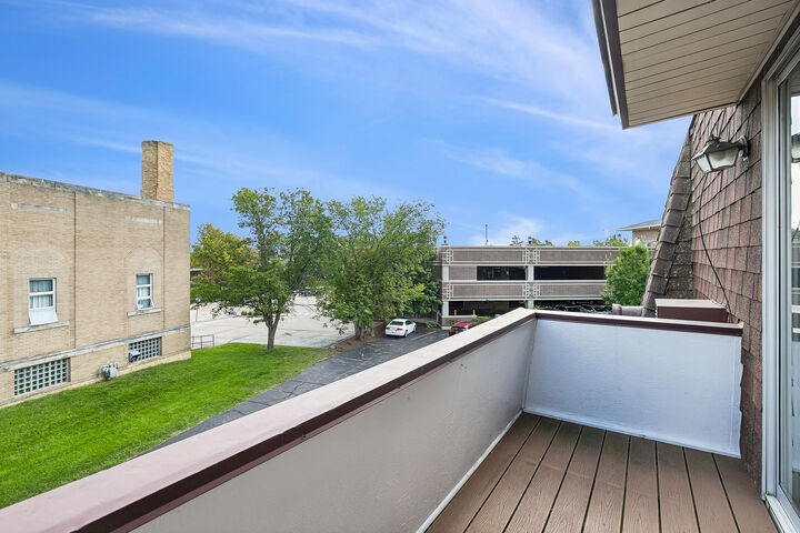 Property Photo:  350 Brainerd Avenue 1B  IL 60048 