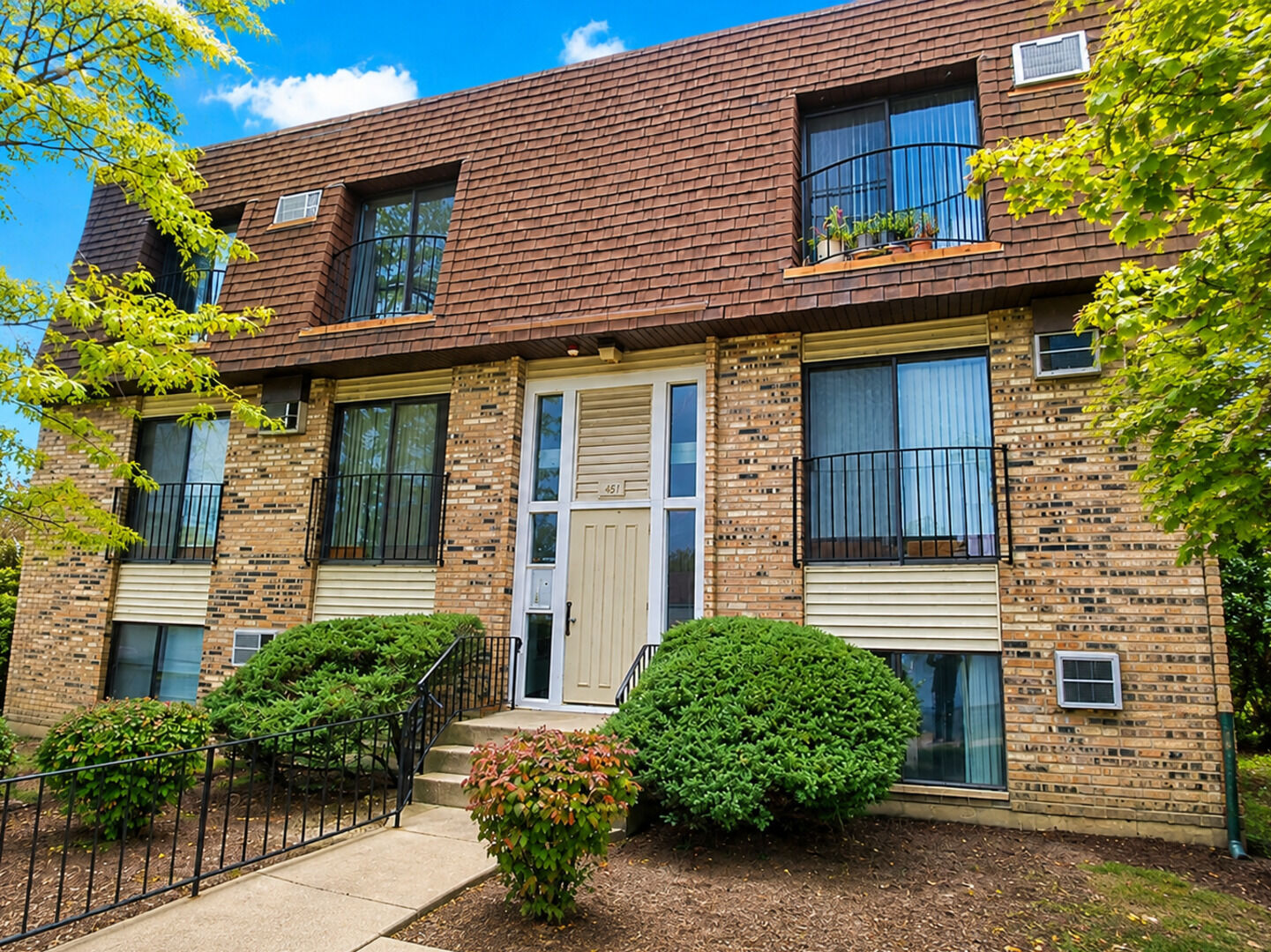 Property Photo:  181 N Waters Edge Drive 202  IL 60139 