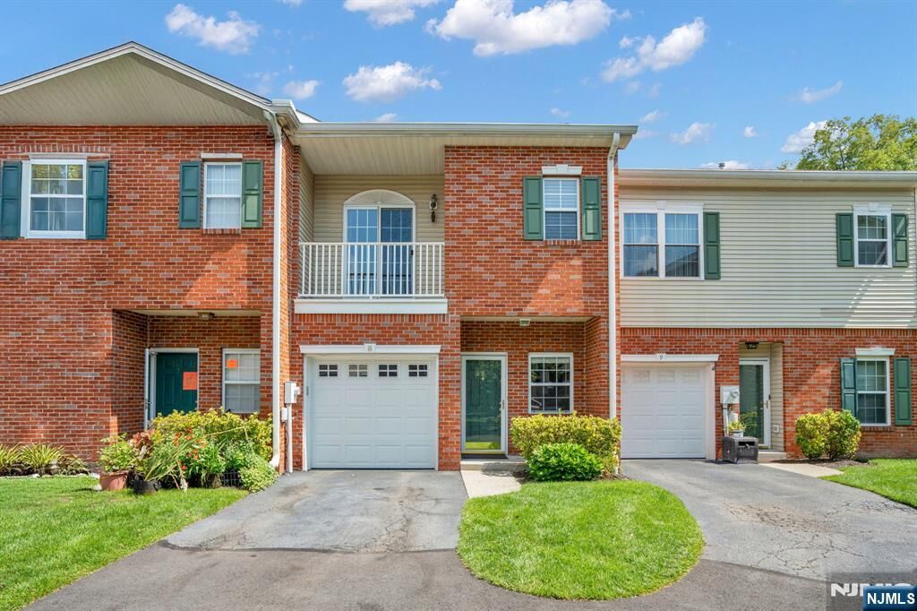 Property Photo:  8 Allister Court  NJ 07035 