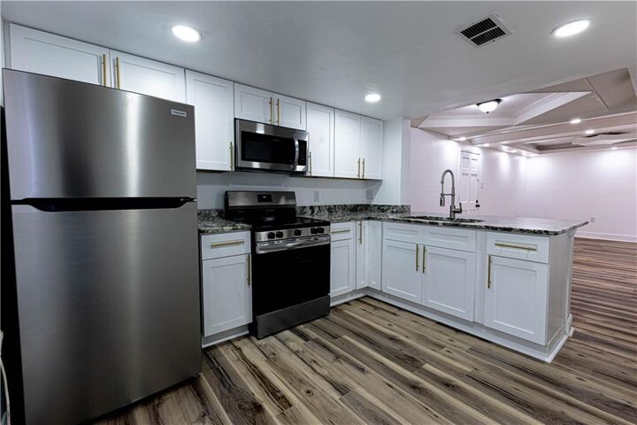 Property Photo: 6200 Riverside Drive 406 LA 70003