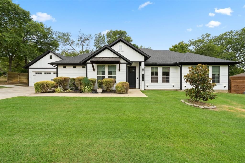 Property Photo:  407 W Light Street  TX 75165 