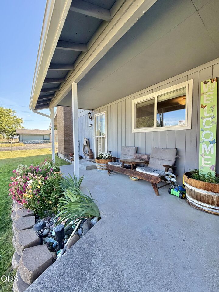 Property Photo:  4910 Darwin Place  OR 97603 