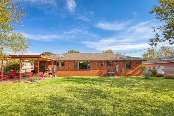 Property Photo:  328 W Country Club Boulevard  OK 73644 