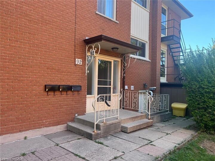 Property Photo:  92 Confederation Drive 2  ON N2B 2X8 