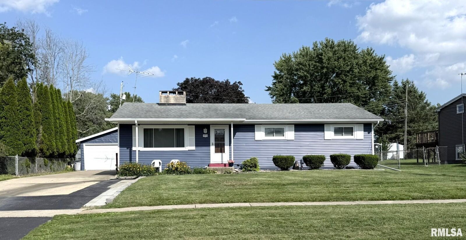 Property Photo:  1633 N Farnham Street  IL 61401 