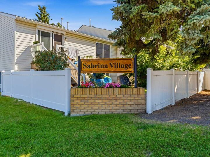 Property Photo:  237 Sabrina Way SW  AB T2W 4J4 