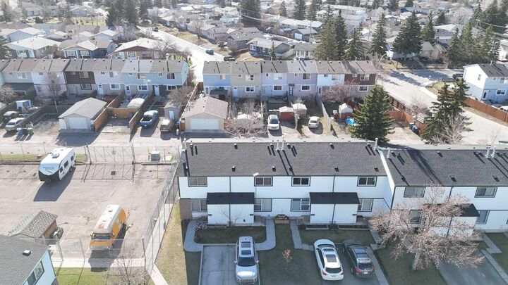 Property Photo:  100 Pennsylvania Road SE 6  AB T2A 4Y8 