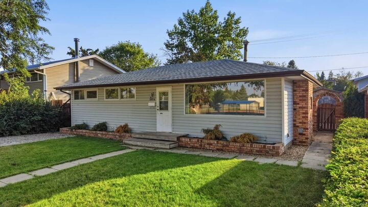 Property Photo:  3814 58 Avenue  AB T4N 4T4 