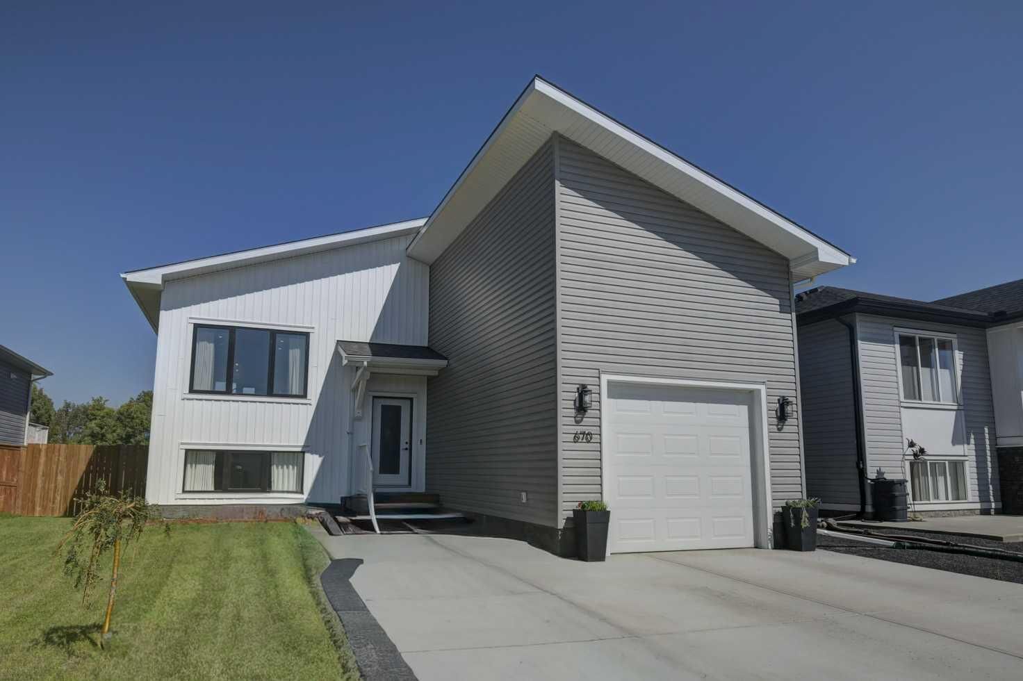 Property Photo:  670 Anderson Close NW  AB T0L 2A0 