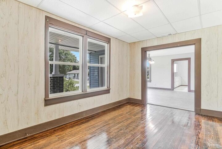 Property Photo:  1120 N L St  FL 32501 