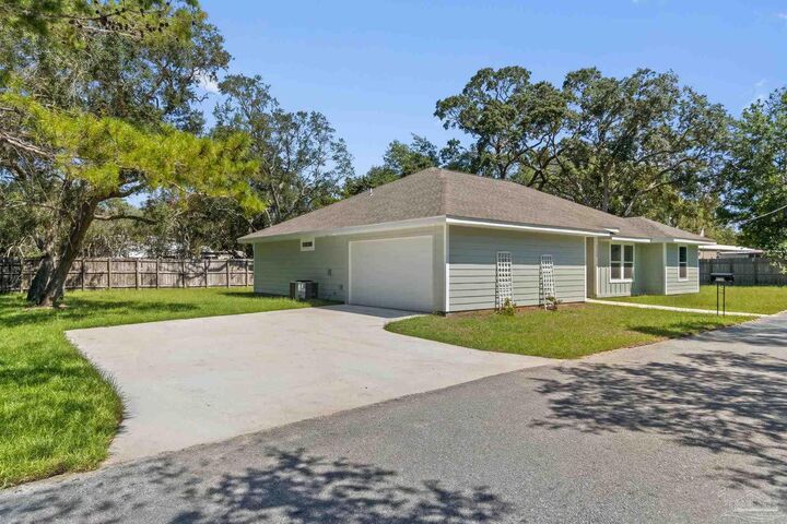 Property Photo:  4728 Bay Breeze Dr  FL 32563 
