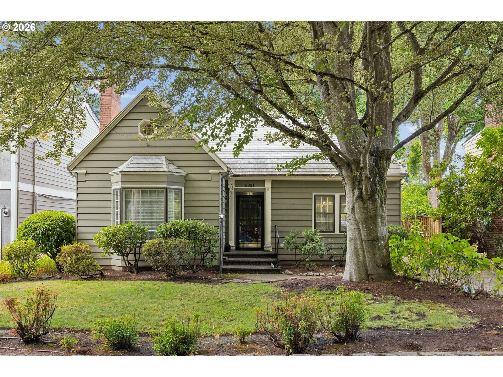 Property Photo: 6821 SE Reed College Pl OR 97202