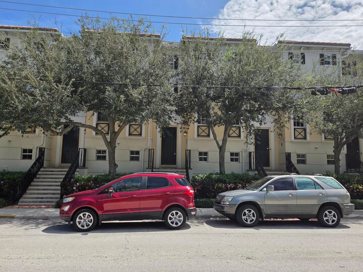 Property Photo:  75 NE 5th Avenue M  FL 33483 