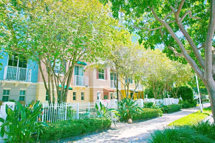Property Photo: 502 NE 7th Avenue Unit 1 FL 33301