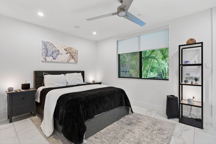 Property Photo:  1044 N Victoria Park Road  FL 33304 