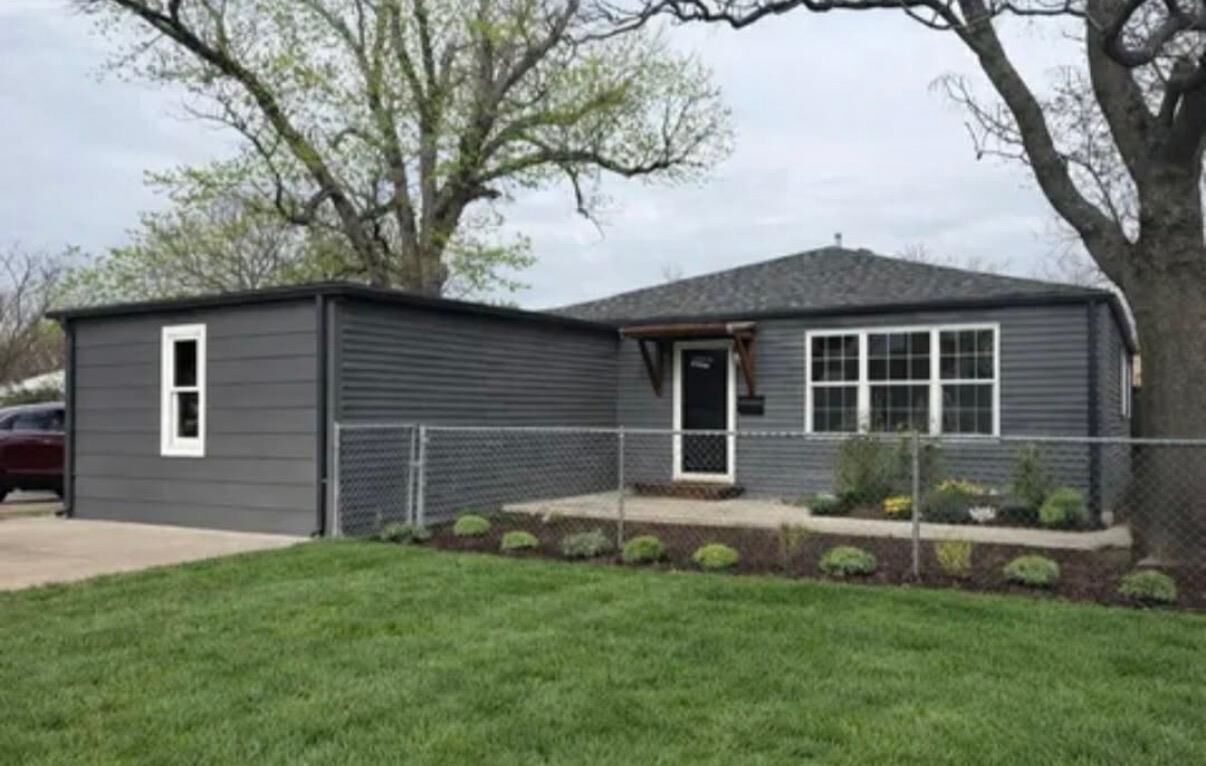 Property Photo:  428 N Meridian Ave  KS 67203-5312 