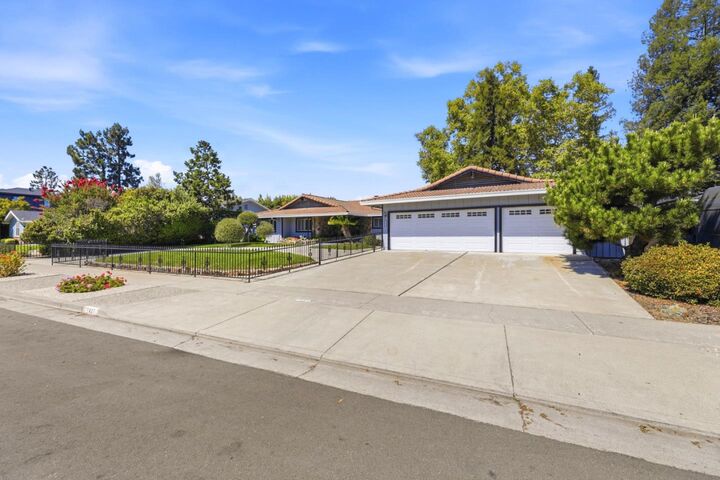 Property Photo:  1427 Glen Ellen Way  CA 95125 