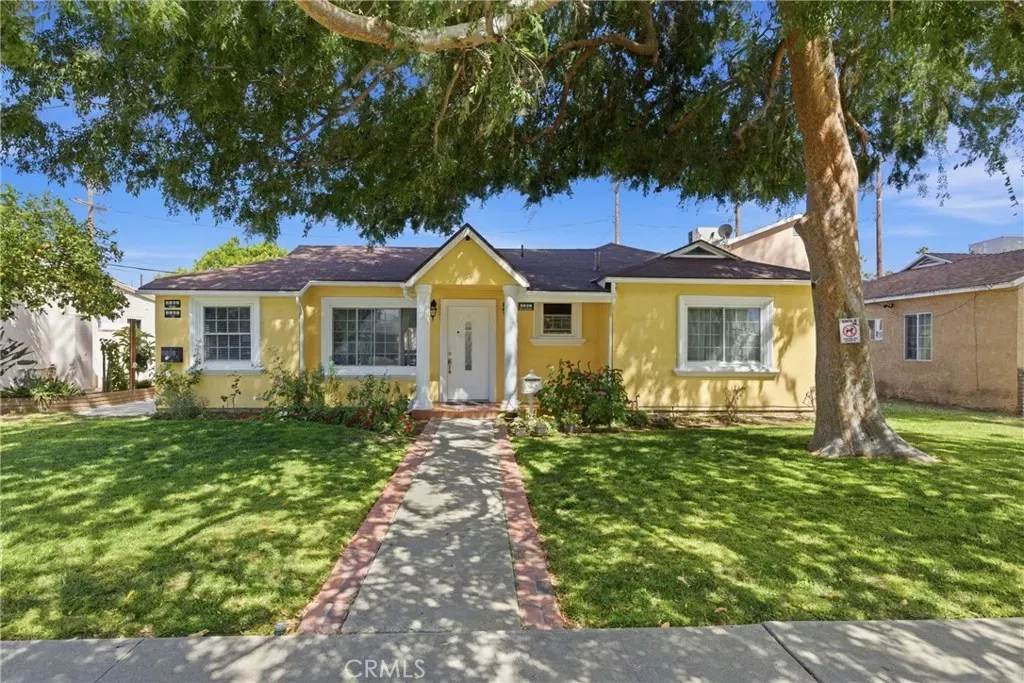 Property Photo:  6836 Aura  CA 91335 