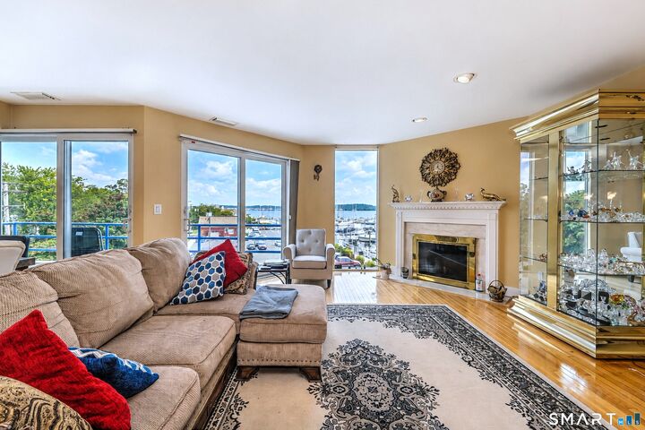 Property Photo: 10 Harbour Close 10 CT 06405
