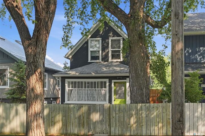 Property Photo:  408 E Avenue S  SK S7M 1S3 