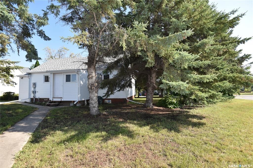 Property Photo:  220 5th Street W  SK S0E 1E0 