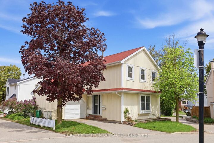 Property Photo:  22 Bent Oak Circle  ON L5N 4J2 