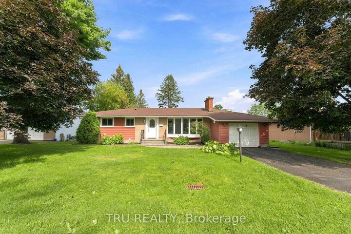 Property Photo:  19 Ellery Crescent  ON K2H 6M5 