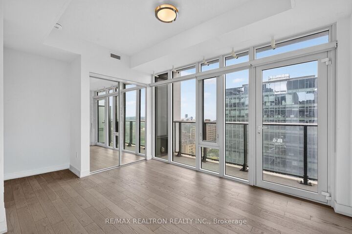 Property Photo:  330 Richmond Street W 2203  ON M5V 0M4 