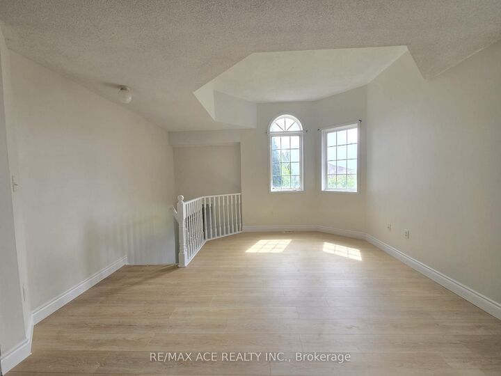 Property Photo:  48 Ambler Bay N/A Main  ON L4M 7A6 