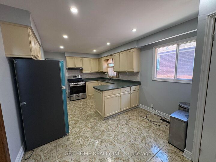 Property Photo:  55 Major Oaks Drive #Main  ON L6V 3K1 