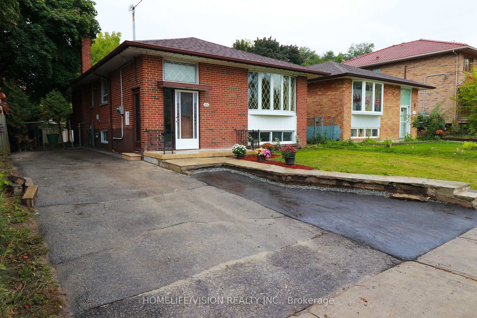 Property Photo:  61 Lewiston Road  ON M1P 1X8 