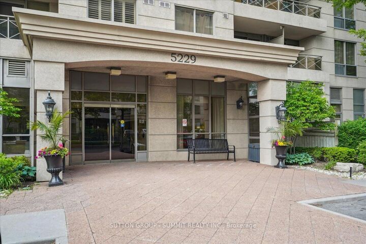 Property Photo:  5229 Dundas Street W 511  ON M9B 6L9 