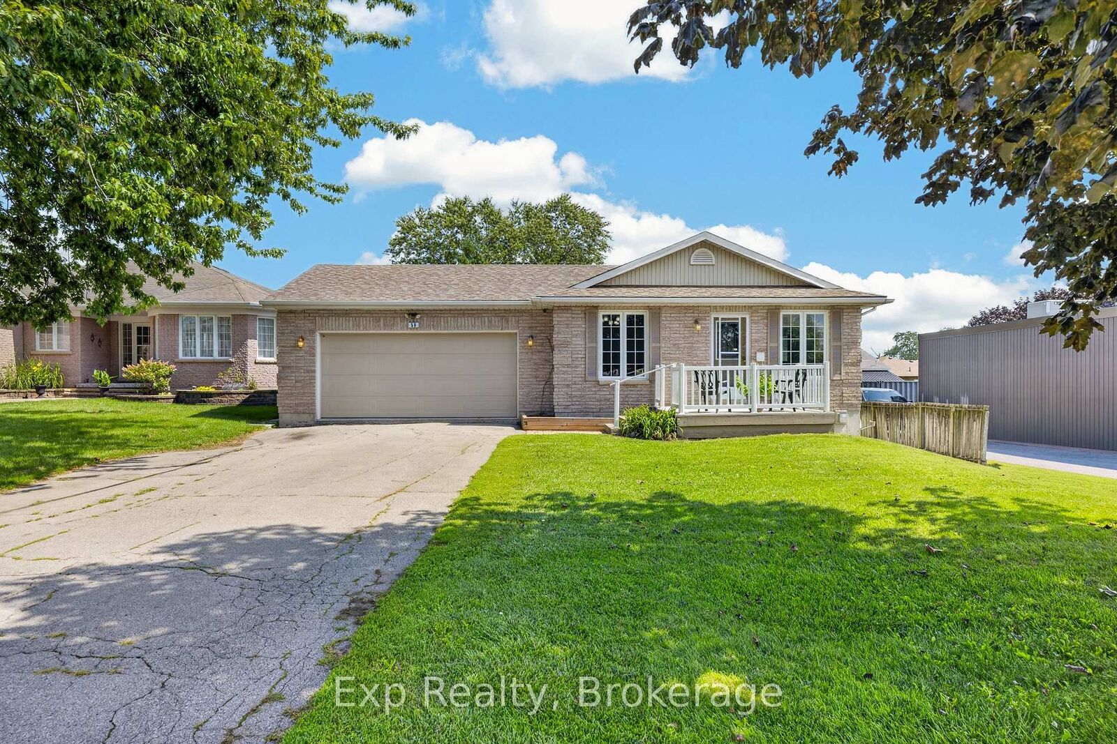 Property Photo:  59 Avondale Road  ON K8P 4G2 