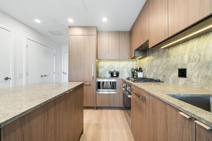 Property Photo:  626 Claremont Street 1806  BC V3J 0T1 