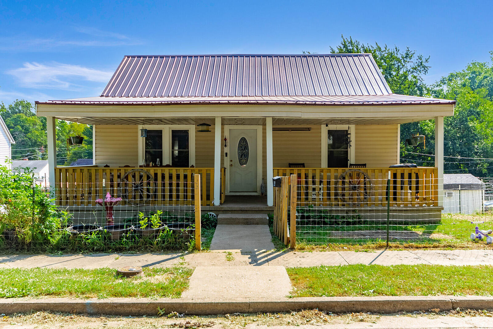 Property Photo: 304 S Hodges St MO 65018