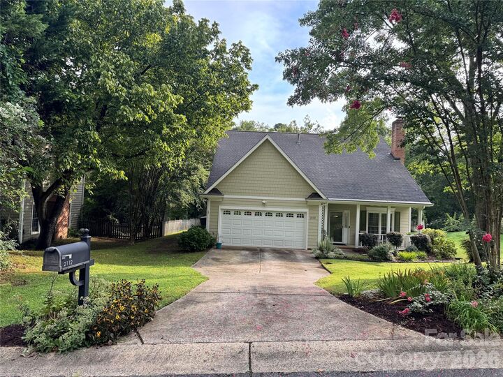 Property Photo: 2112 Long Ridge Lane NC 28214