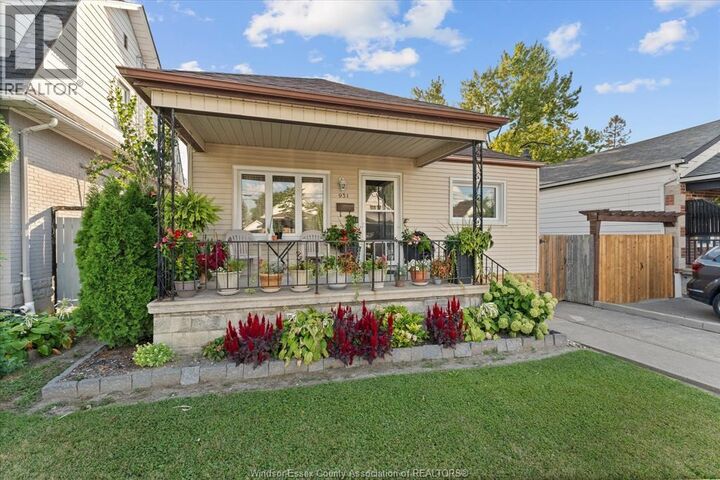 Property Photo:  931 Lillian Avenue  ON N9A 1V4 