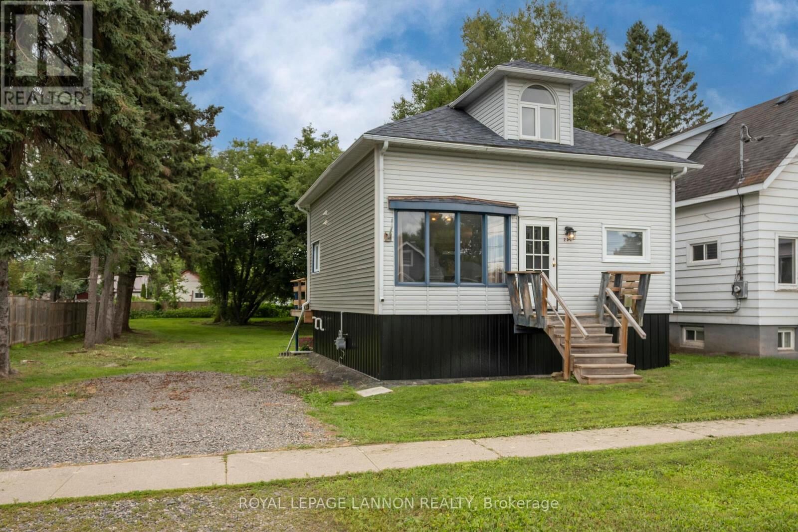 Property Photo:  238 Angus Street  ON P7A 2Y4 