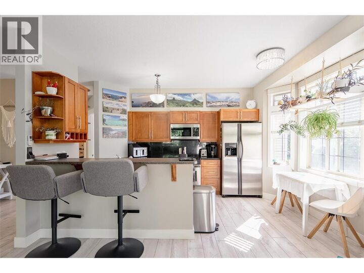 Property Photo:  952 Lawson Avenue 101  BC V1Y 6T1 