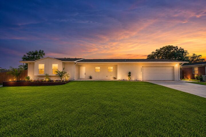 Property Photo:  1010 Boulevard De La Parisienne  FL 32569 