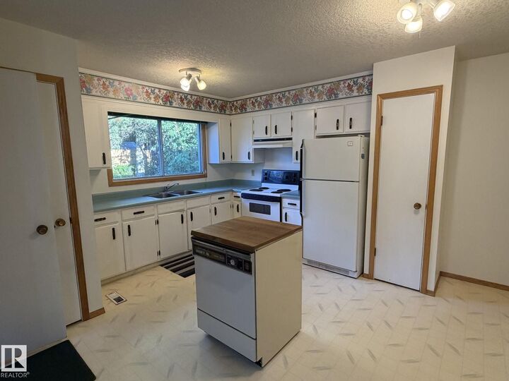 Property Photo:  3 Morgan Crescent  AB T8N 2E1 