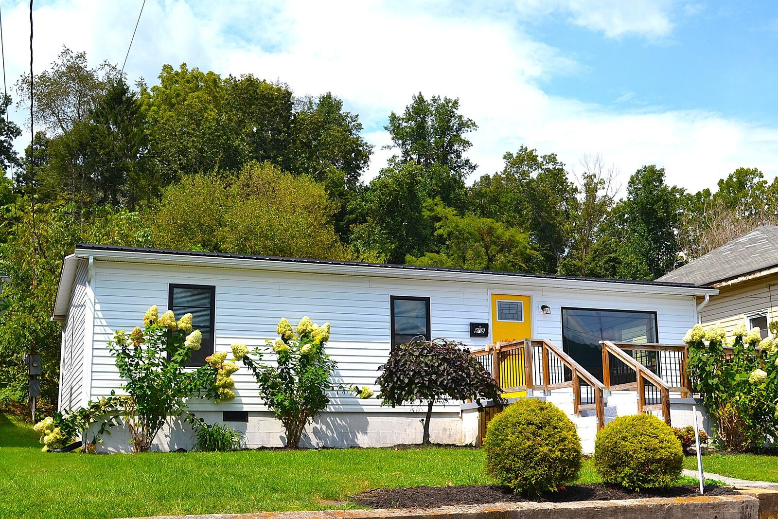 Property Photo: 818 Pocahontas Ave WV 24970
