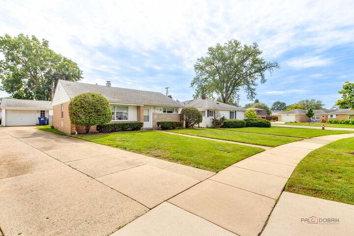 Property Photo: 1091 E Villa Drive IL 60016