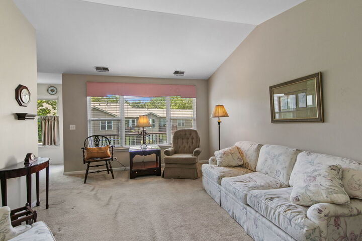 Property Photo: 1012 Saxon Court C IL 60120