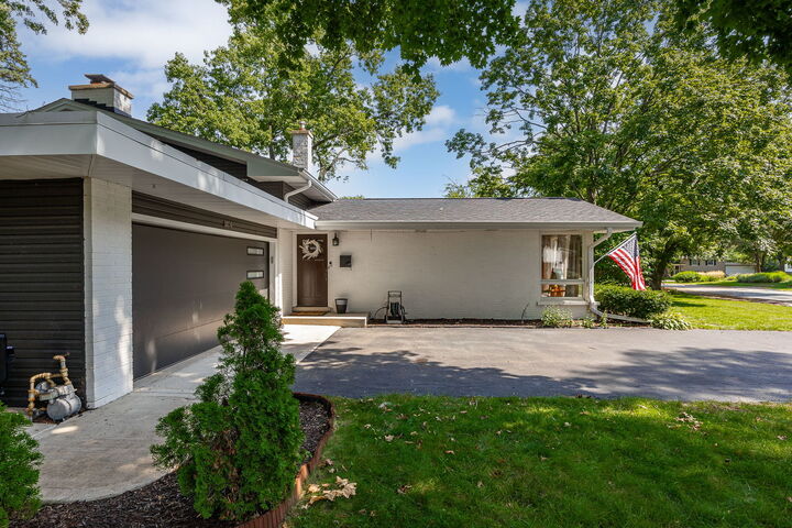 Property Photo: 1024 Catalpa Lane IL 60540
