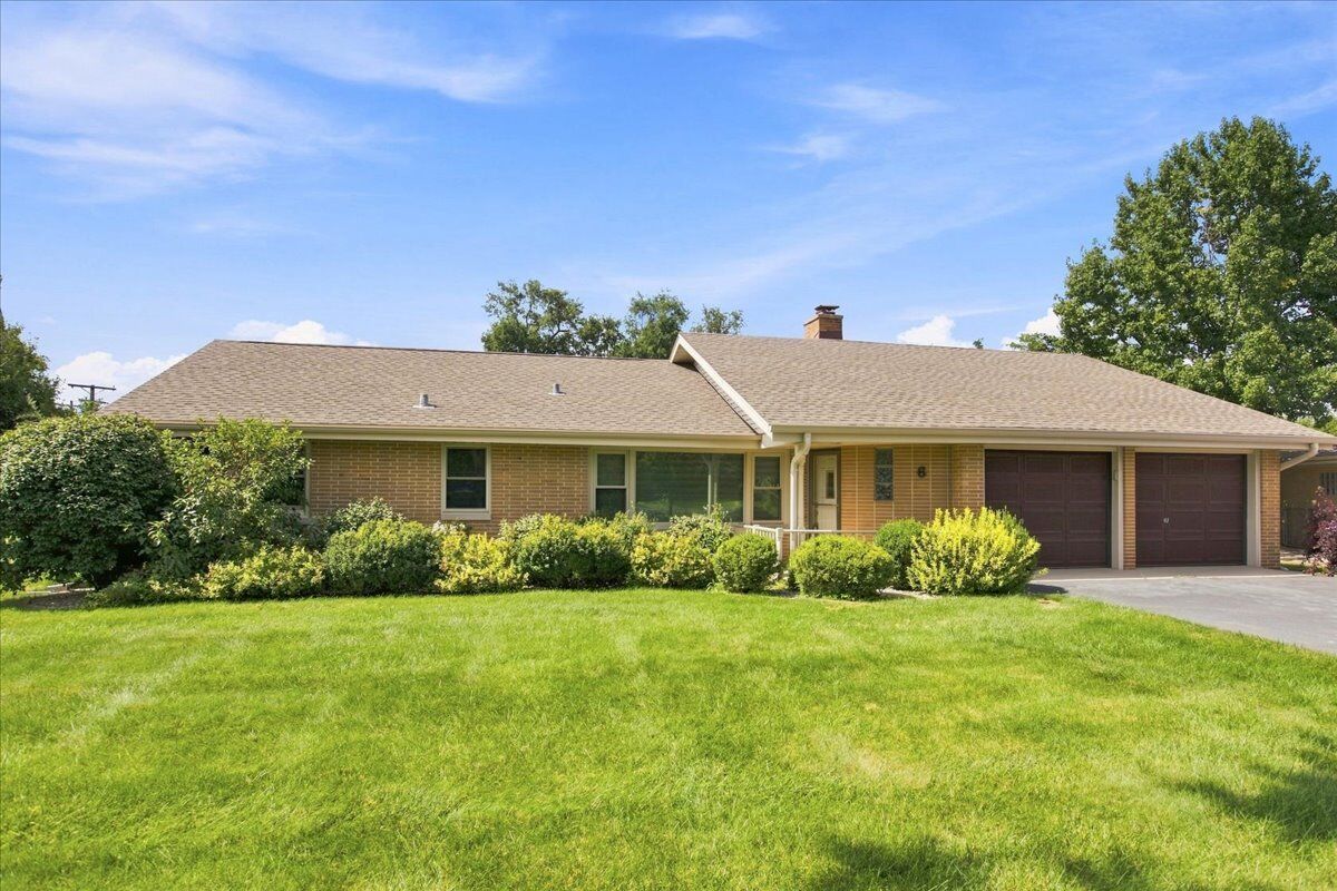 Property Photo:  6 Meadowood Drive  IL 60523 