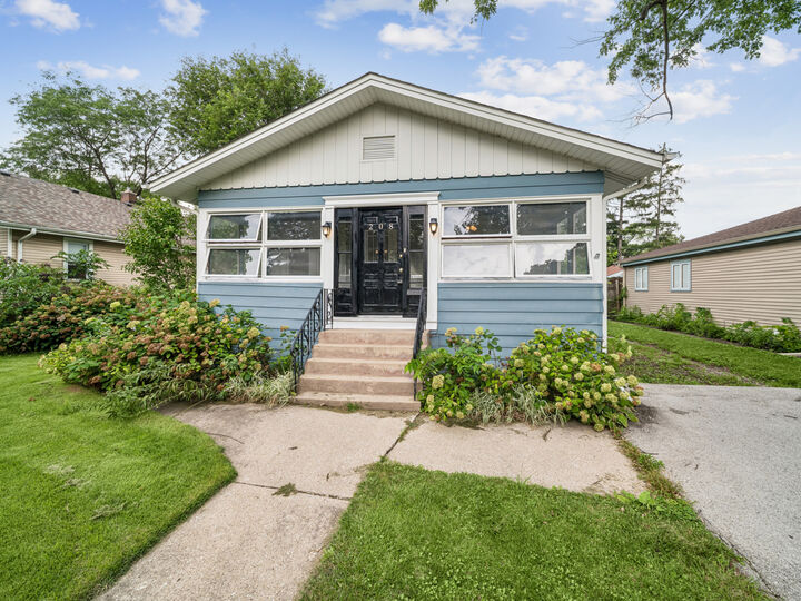 Property Photo:  208 N Grant Street  IL 60559 